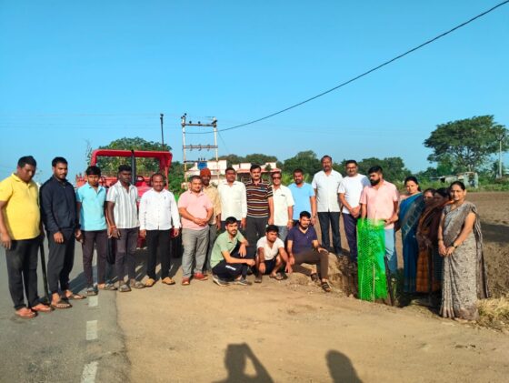 आपले गाव आपण गावासाठी या उपक्रमांतर्गत वृक्ष लावणे