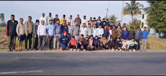 ७ डिसेंबर २०२५ रोजी श्रमदान सप्ताहाच्या अकराव्या दिवशी वृक्ष लागवड केलेल्या झाडांच्या आळ्यांमधून गवत काढण्याचे काम श्रमदानातून करण्यात आले