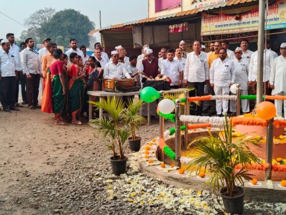 26/1/2026 जिल्हा परिषद शाळा मलठण येथील विद्यार्थी महाराष्ट्र गीत सादर करताना